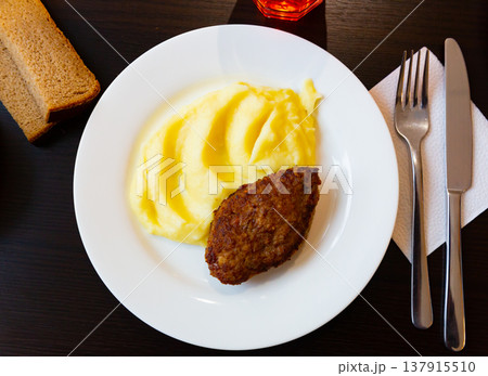 Roast meat cutlet with mashed potatoes 137915510