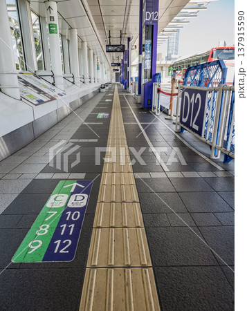 高速バスのりばフロアの通路と床面誘導表示 137915590