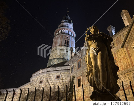 夜のチェスキークロムロフの城 137915695