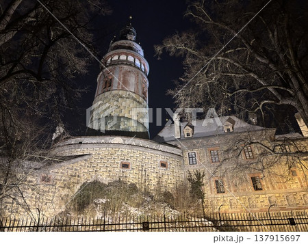 夜のチェスキークロムロフの城 137915697