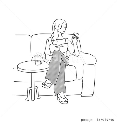カフェでスマホを見る女性 座りポーズのモノクロ線画ファッションイラスト 137915740