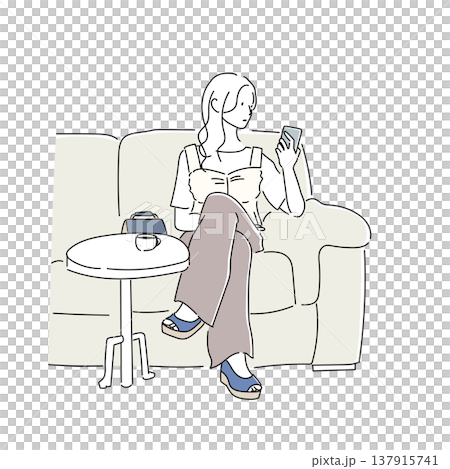 一位女士坐在咖啡館裡，一邊喝咖啡一邊看著她的智慧型手機；一幅時尚插畫，描繪了一件層疊式緊身胸衣造型的服裝。 137915741