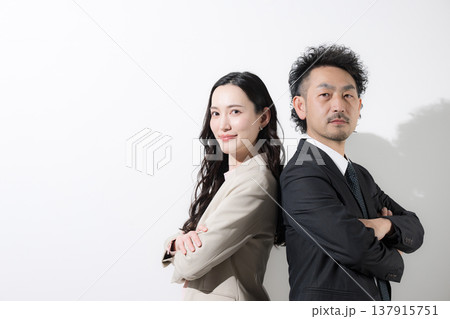 背中合わせで目標や未来を見上げるビジネスマンの男女白背景	 137915751