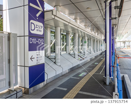 高速バスターミナルの乗り場通路と案内サイン 高速バスターミナルの乗り場通路と案内サイン 137915754
