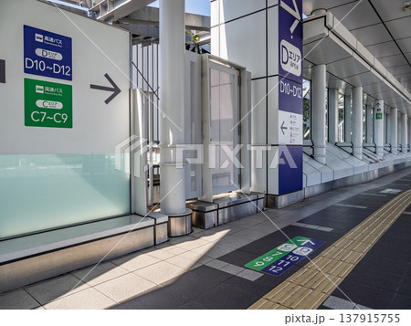 高速バスターミナルの乗り場通路と案内サイン 高速バスターミナルの乗り場通路と案内サイン 137915755
