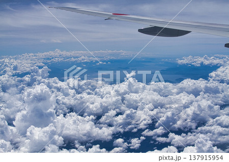 飛行機から見た雲海 137915954