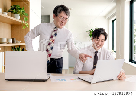 説明する部下と誉める上司 137915974