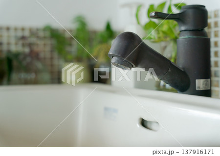 蛇口から流れる水 蛇口から流れる水 137916171