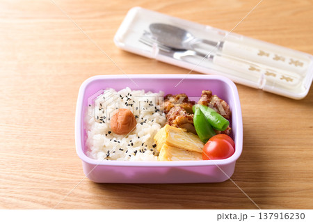 子供のお弁当 137916230