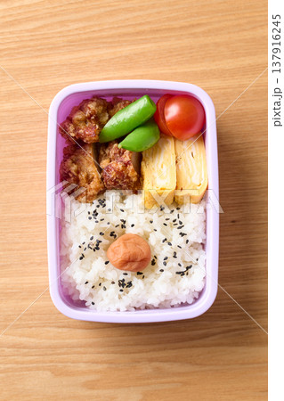 子供のお弁当 137916245