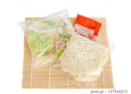 簡単調理、冷凍食品の長崎ちゃんぽんパック品【白背景・切り抜き】 簡単調理、冷凍食品の長崎ちゃんぽんパック品【白背景・切り抜き】 137916272
