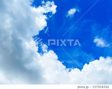 厚い雲からのぞく美しい青空 137916502