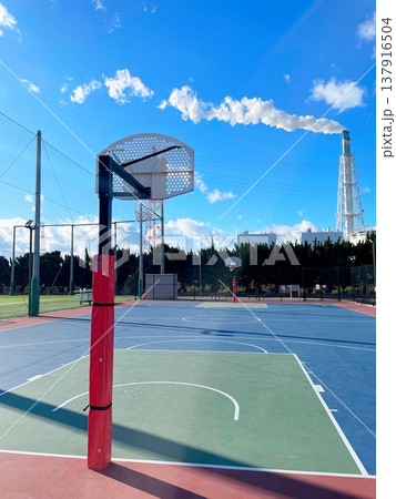 煙突が見えるスポーツ公園 煙突が見えるスポーツ公園 137916504