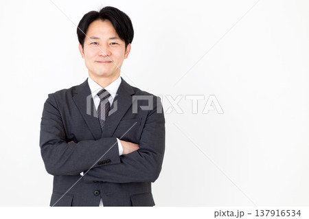 スーツを着たミドル男性ビジネスマン 137916534