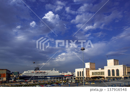 ナポリ港 137916548