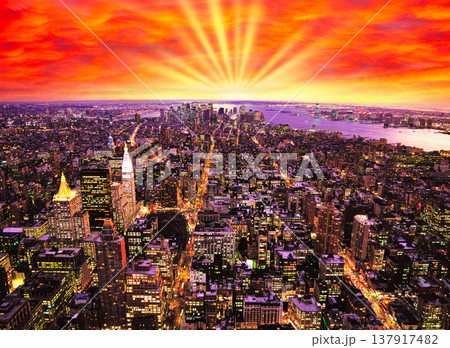 マンハッタン・摩天楼の美しい夕景 137917482