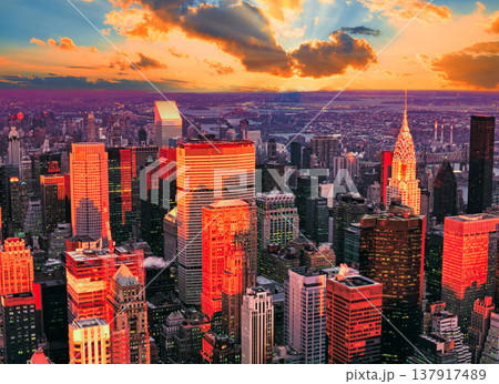 マンハッタン・摩天楼の美しい夕景 マンハッタン・摩天楼の美しい夕景 137917489