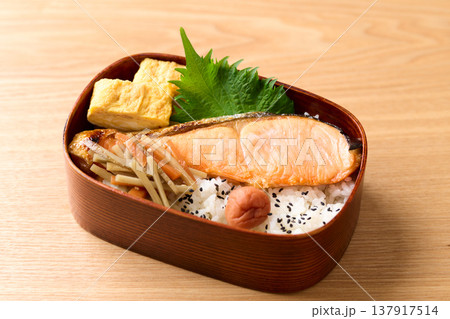 手作りの鮭弁当 手作りの鮭弁当 137917514