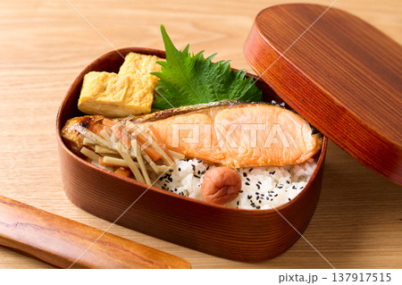 手作りの鮭弁当 137917515