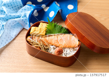 手作りの鮭弁当 137917517