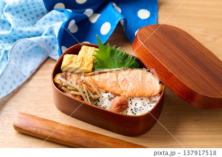 手作りの鮭弁当 手作りの鮭弁当 137917518