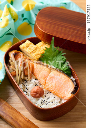 手作りの鮭弁当 手作りの鮭弁当 137917523