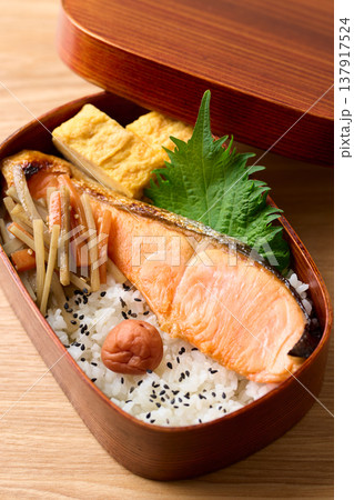 手作りの鮭弁当 137917524