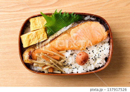 手作りの鮭弁当 手作りの鮭弁当 137917526