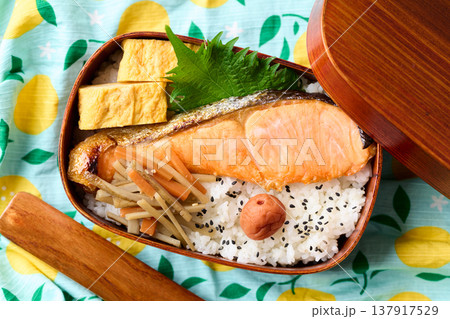 手作りの鮭弁当 137917529