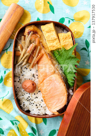 手作りの鮭弁当 137917530