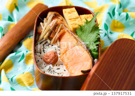 手作りの鮭弁当 137917531