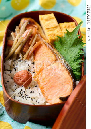 手作りの鮭弁当 手作りの鮭弁当 137917533