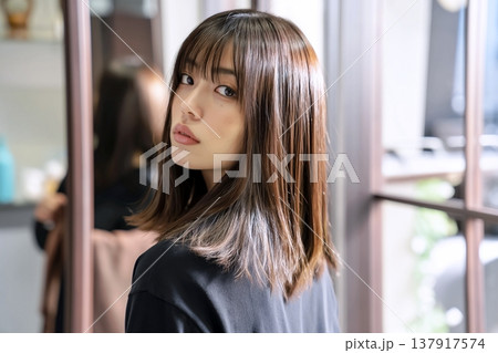 女性のヘアスタイル 137917574