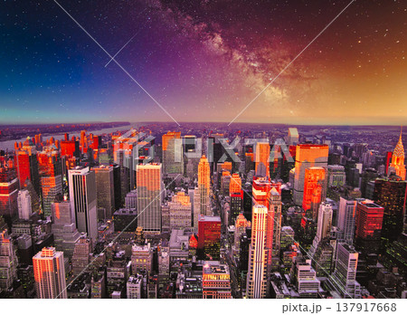 マンハッタン・摩天楼の美しい夜景 マンハッタン・摩天楼の美しい夜景 137917668