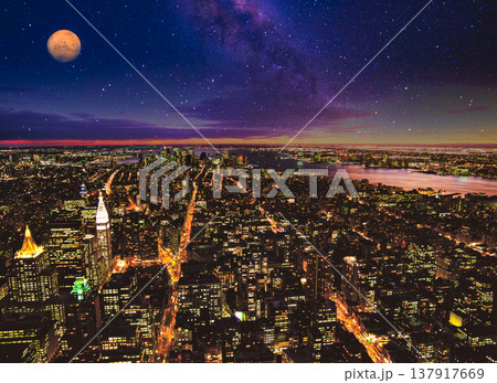 マンハッタン・摩天楼の美しい夜景 137917669