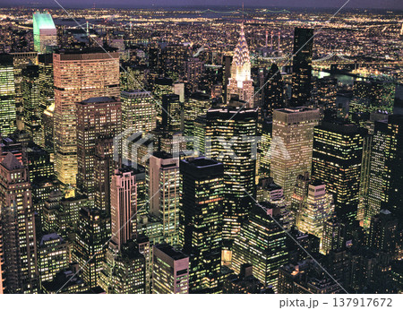 マンハッタン・摩天楼の美しい夜景 137917672