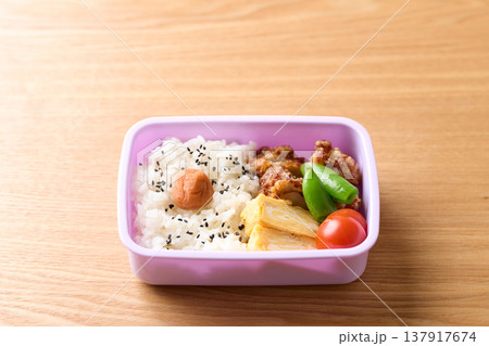 子供のお弁当 137917674