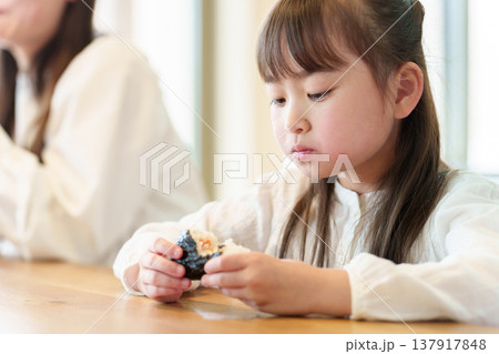 おにぎりを食べる女の子 おにぎりを食べる女の子 137917848