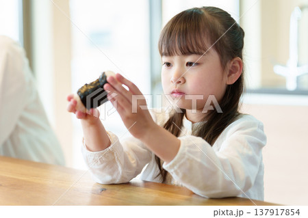 おにぎりを食べる女の子 おにぎりを食べる女の子 137917854