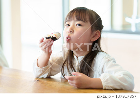 おにぎりを食べる女の子 おにぎりを食べる女の子 137917857