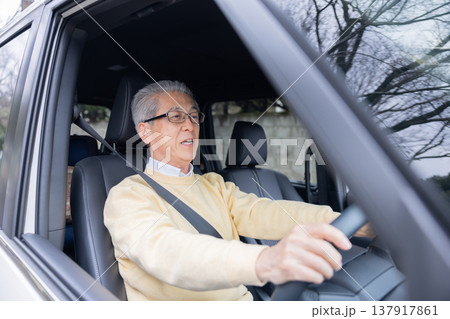 車の運転をしている高齢者ドライバー 車の運転をしている高齢者ドライバー 137917861
