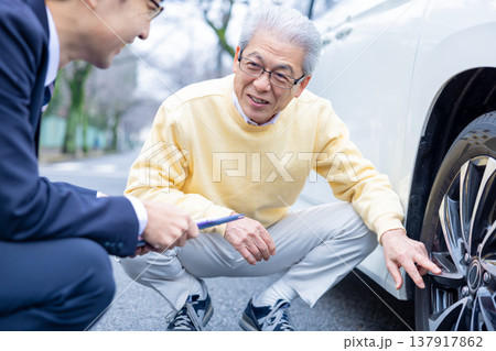 高齢者ドライバー　運転免許更新試験を受ける高齢者ドライバー 137917862