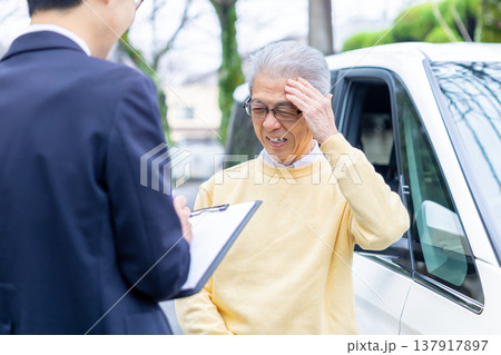 高齢者ドライバー　運転免許更新試験を受ける高齢者ドライバー 137917897