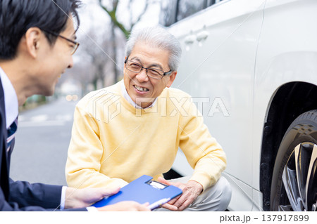 高齢者ドライバー　運転免許更新試験を受ける高齢者ドライバー 137917899