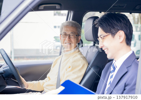 高齢者ドライバー 運転免許更新試験を受ける高齢者ドライバー 高齢者ドライバー 運転免許更新試験を受ける高齢者ドライバー 137917910
