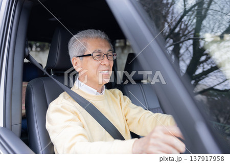 車の運転をしている高齢者ドライバー 137917958