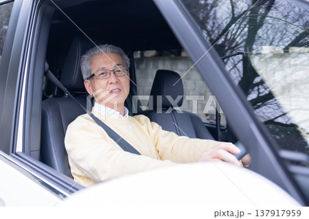 車の運転をしている高齢者ドライバー 137917959