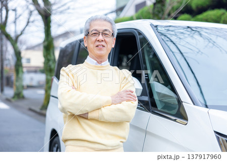高齢者ドライバーのポートレート 137917960