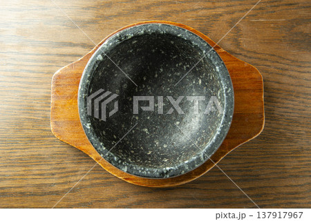 木製トレーに乗った空の石鍋(トルソッ) 俯瞰 韓国料理・ビビンバ・スンドゥブ用の伝統的な石器 木製トレーに乗った空の石鍋(トルソッ) 俯瞰 韓国料理・ビビンバ・スンドゥブ用の伝統的な石器 137917967