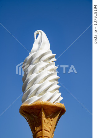 青空を背景にしたソフトクリーム 北海道ミルクソフト 夏の青空とアイスクリーム 観光スイーツ 青空を背景にしたソフトクリーム 北海道ミルクソフト 夏の青空とアイスクリーム 観光スイーツ 137918194
